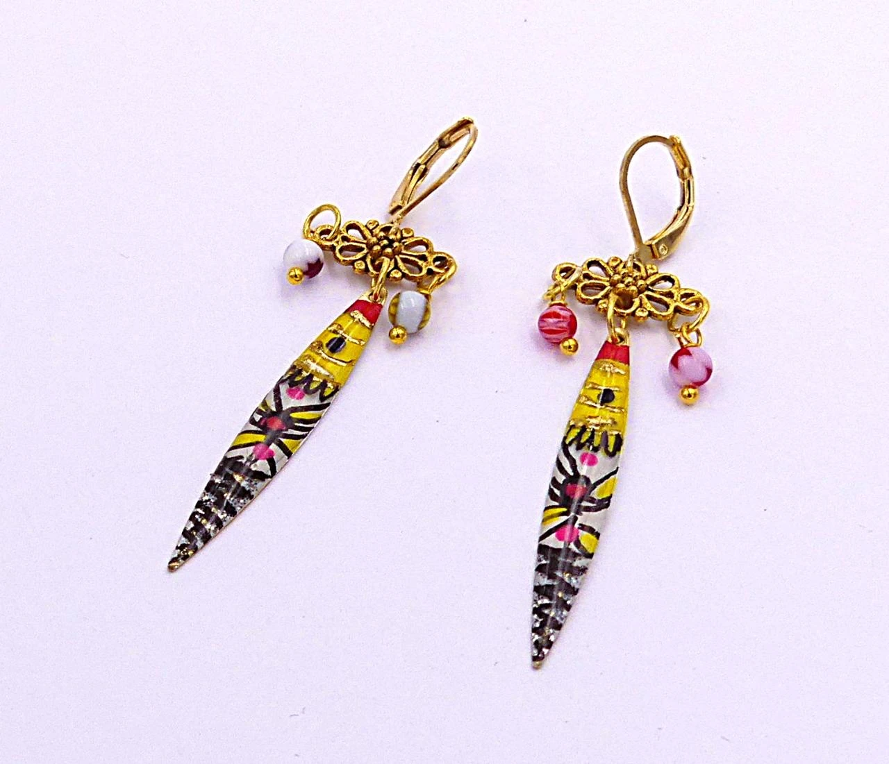 Boucles d'oreilles métal émaillé, perles verre, métal doré